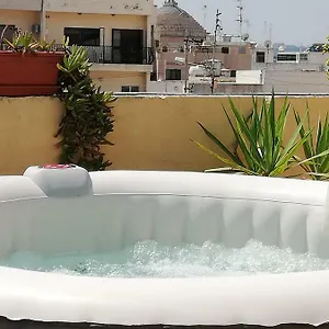 With Private Terrace, Jacuzzi & Views Appartement Mosta